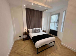 Modern City Centre Townhouse sleeps 10 & Parking
